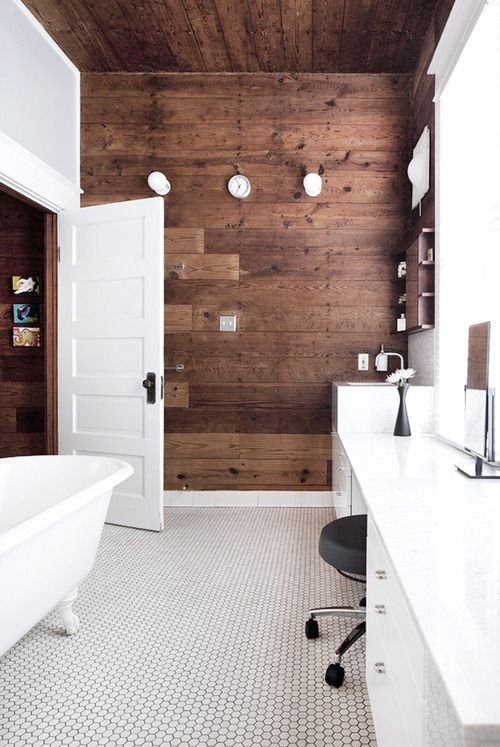 bold-reclaimed-wood-wall-bathroom